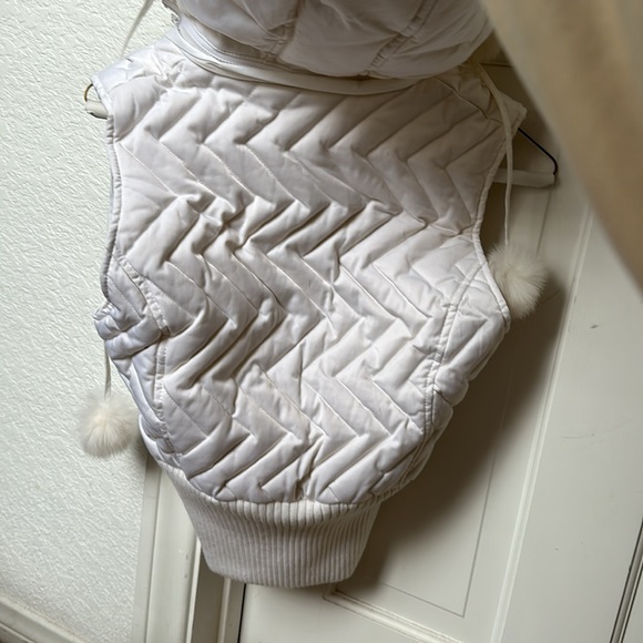 Bebe small vest with hoodie in white with fuzzy trim and fuzzy balls - Picture 4 of 7